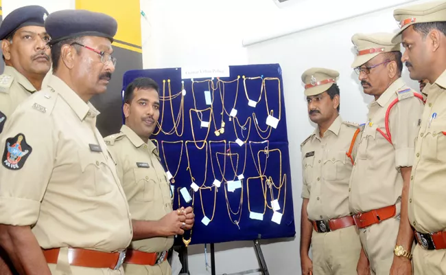 Chain Snatcher Arrest in Guntur - Sakshi
