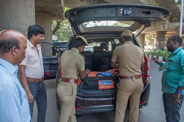 Rs 1.36 crore seized by flying squad in Chennai - Sakshi