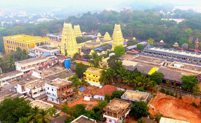 Golmal In Dwaraka Tirumala Temple - Sakshi
