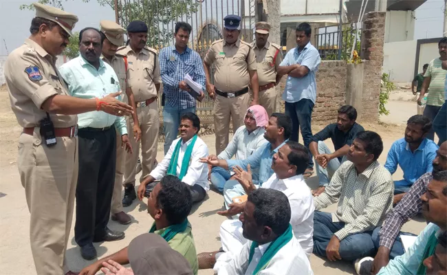 Conduct Paper Ballot Polling In Nizamabad Said By Farmer MP Candidates - Sakshi