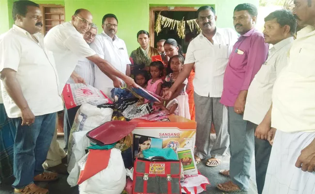 People React And Helped Ramakka Family Anantapur - Sakshi