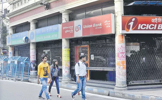  Online banking leads to decrease in ATM numbers globally - Sakshi
