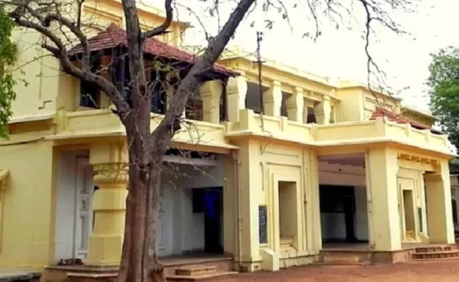 Newly Married Couple Found Dead On Campus Of Visva Bharati University - Sakshi