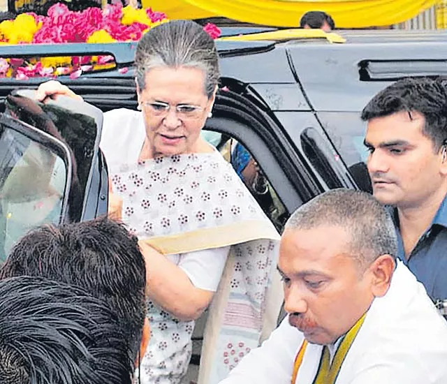Sonia Gandhi, Priyanka visit Raebareli to thank voters - Sakshi
