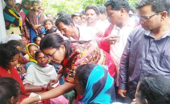MLA Bhagya Lakshmi Kottagulli Visited Auto Accident Victims - Sakshi