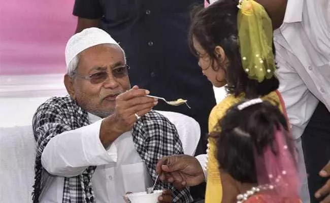 Nitish Kumar On Giriraj Singh Iftar Dig - Sakshi
