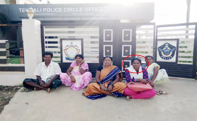 Wife Silent Protest For Children in Sakulam - Sakshi