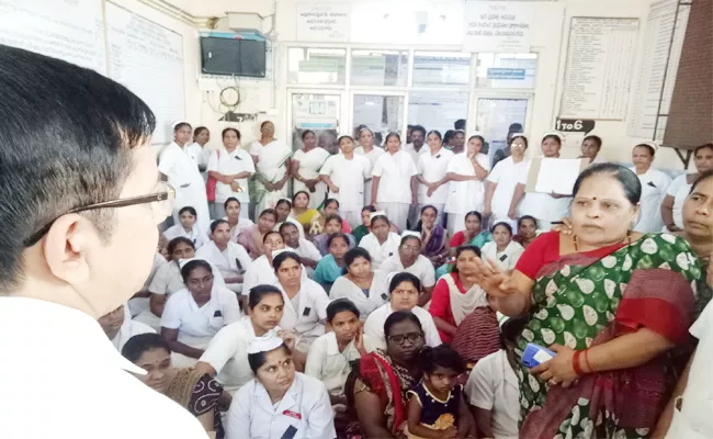 Staff Nurse Protest in Anantapur - Sakshi