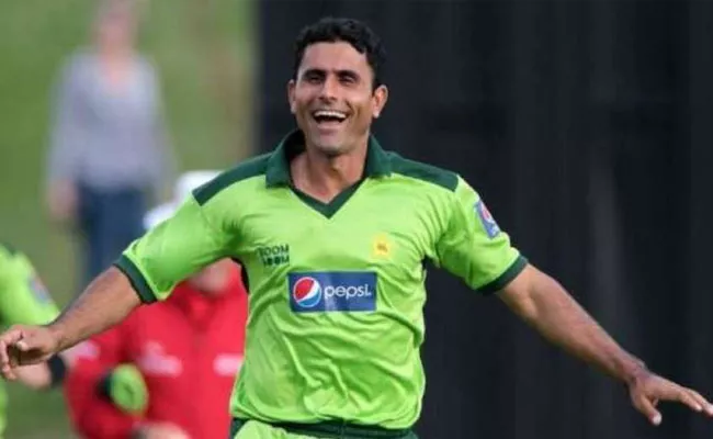 Pakistan Cricketer Razzaq Brags Of His Many Extramarital Affairs - Sakshi