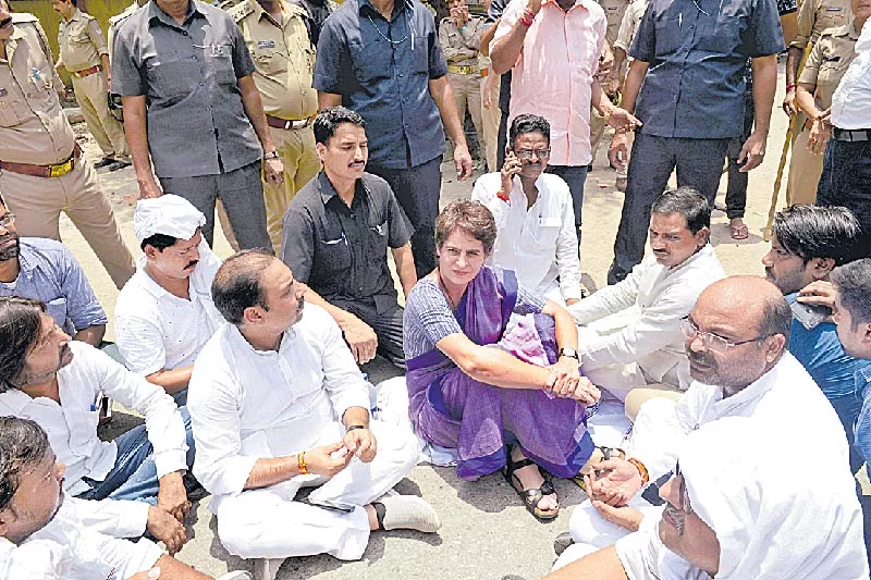Priyanka Gandhi continues dharna against UP authorities - Sakshi