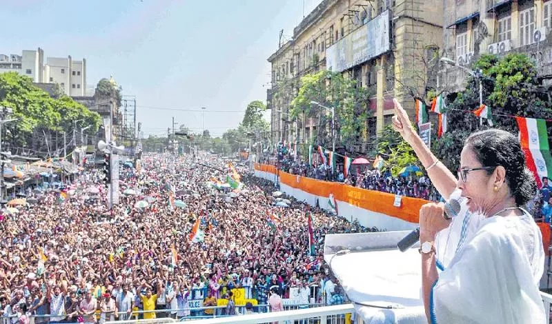 Mamata Banerjee slams BJP - Sakshi