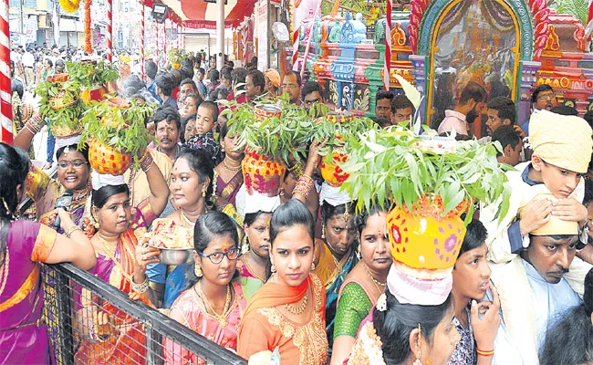Common People Suffered With VIP Services in Lashkar Bonalu - Sakshi