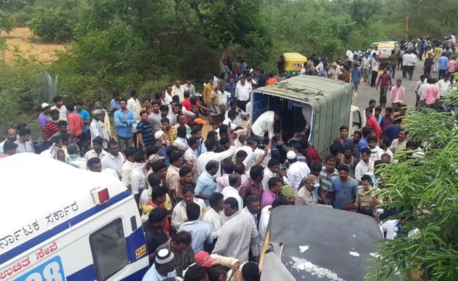 Road Accident In Karnataka Chintamani - Sakshi