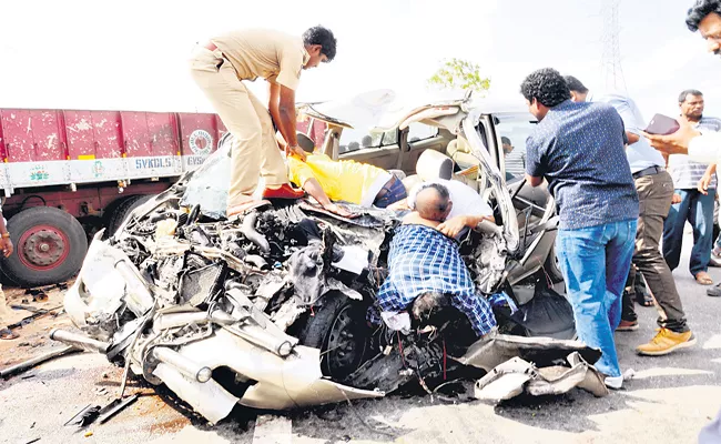 Head Constable Died In A Road Accident After Visiting Srisailam Mallanna - Sakshi