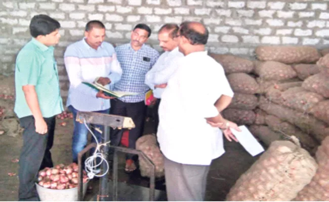 Vigilance Attack on Onion Markets West Godavari - Sakshi