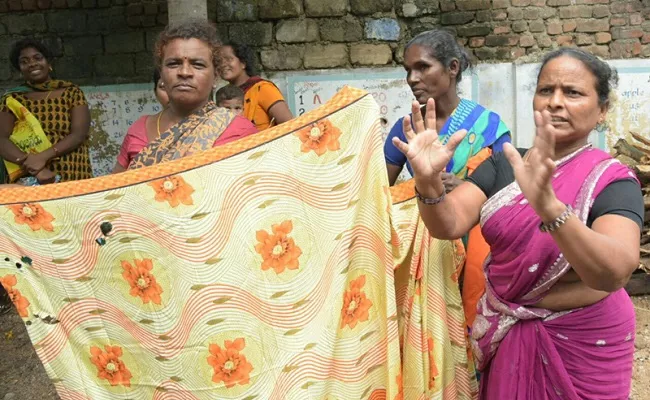 Womens Reject Bathukamma Sarees in Sangareddy - Sakshi