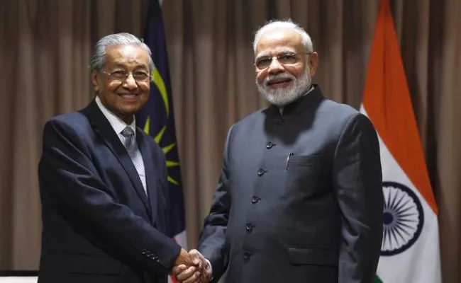 PM Narendra Modi Meets Malaysian PM Mahathir in Russia - Sakshi