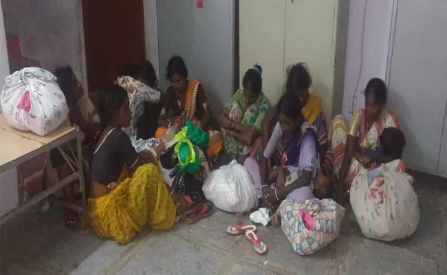 Adilabad Based Woman Thieves Arrested At Navipeta - Sakshi