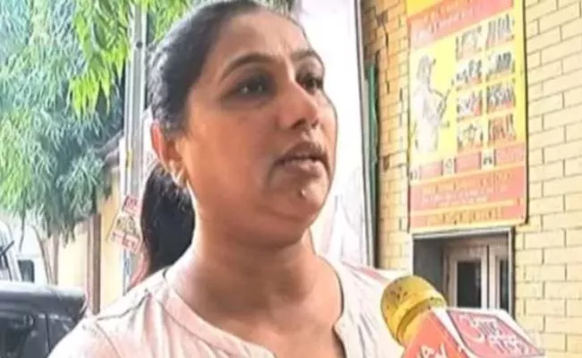 Snatchers target PM Modi niece rob her of cash, mobile phones - Sakshi