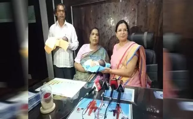 52 Years Old Woman Gives Birth To Twins Through IVF In Karimnagar - Sakshi