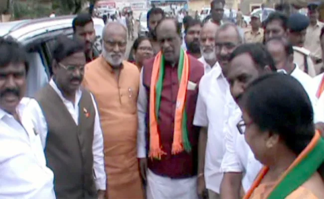 BJP Leader K Laxman Critics TRS Candidate In Huzurnagar Bypolls - Sakshi