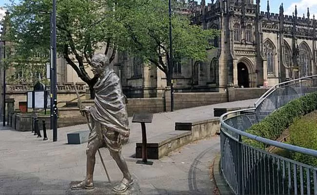 UK Students Rejecting Statue Of Gandhi - Sakshi