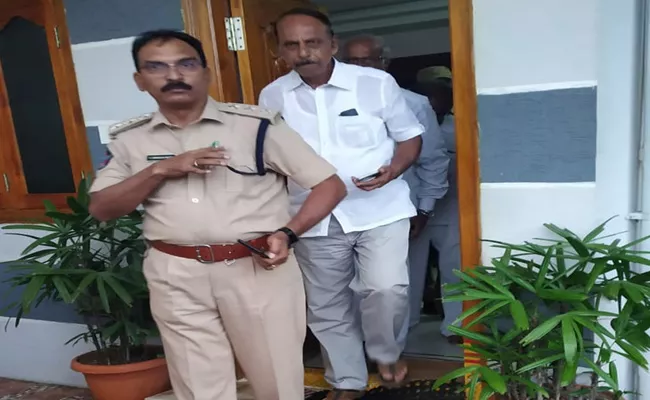 Police Arrested Acharya NG Ranga Agricultural University Vice Chancellor In Guntur - Sakshi