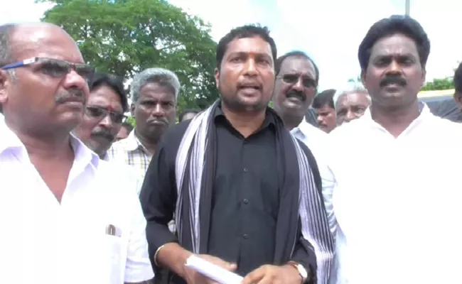 Yalamanchili Constituency Incharge Kavuru Srinivas Slams On TDP MLA Ramanaidu - Sakshi