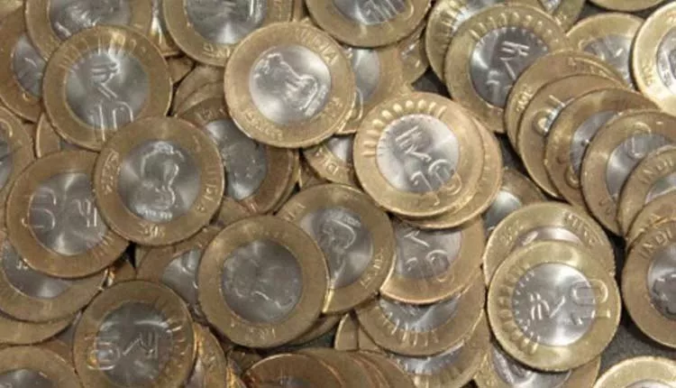 Candidate pays poll deposit in Rs 10 coins for a cause - Sakshi