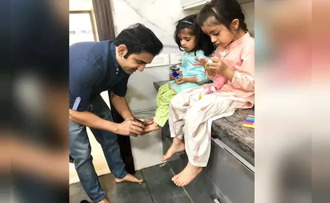 Gautam Gambhir Seeks His Daughter Blessings On Ashtami Kanjak - Sakshi