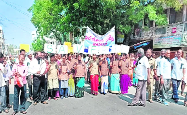 RTC Workers Hold Silent Protest In Wanaparthy Depo - Sakshi