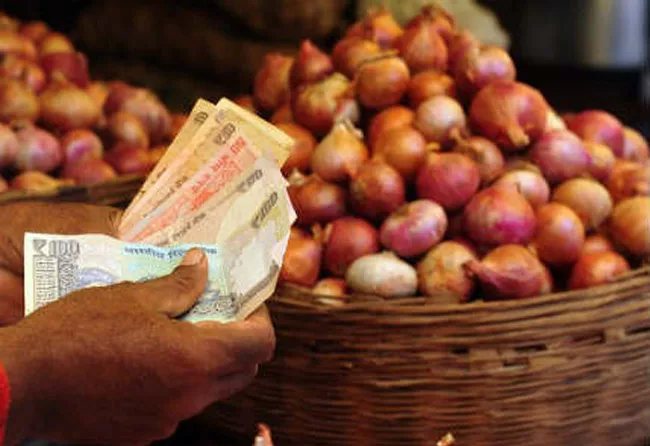 Onions Sell for Record High Rs 220 in Bangladesh - Sakshi