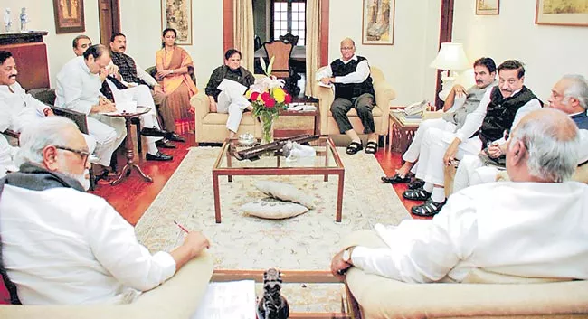Congress-NCP combine prepares contours of forging alliance with Shiv Sena - Sakshi