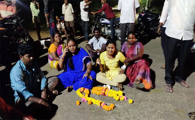 Woman Protest In Front Of Police Station In East Godavari - Sakshi