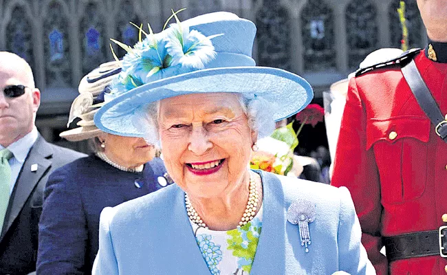  British Queen Will Stop Wearing Genuine Leather Clothing - Sakshi