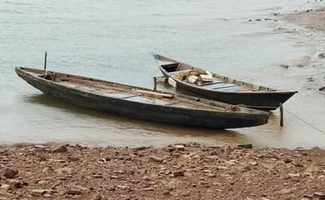 No Safety For Boat Travel In Adilabad - Sakshi