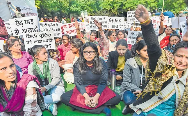 Women Commission Chairperson Swati Maliwal Doing Protest At Rajghat For Disha Incident - Sakshi