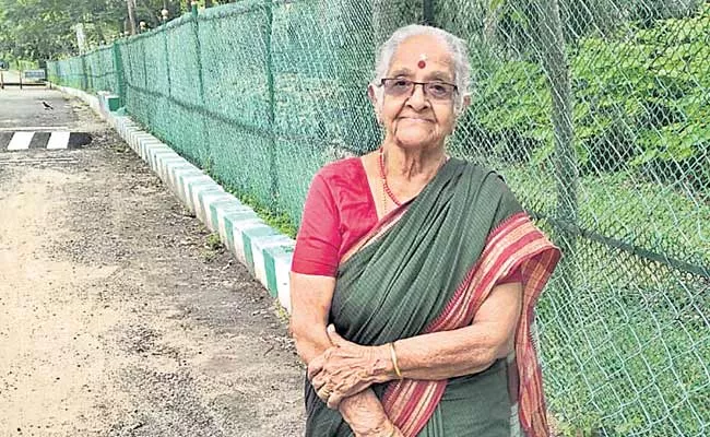 92 Years Old Chennai Grandma Is Moving Forward To Solve The Problems - Sakshi