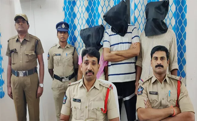 Fake Passbooks Gang Arrest in Amalapuram - Sakshi