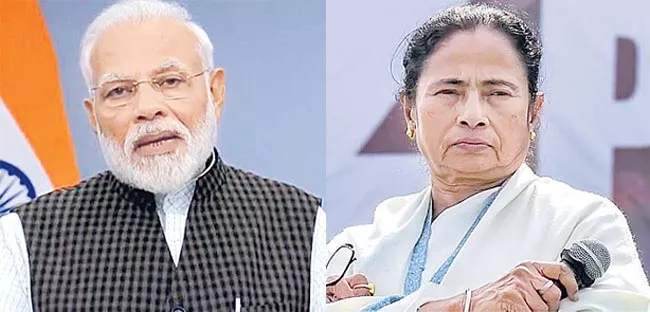 Mamata Banerjee sharing dais with PM Modi in Kolkata - Sakshi