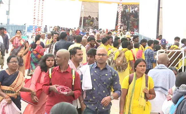 People Coming To Tirupati For Vaikunta Darshanam - Sakshi