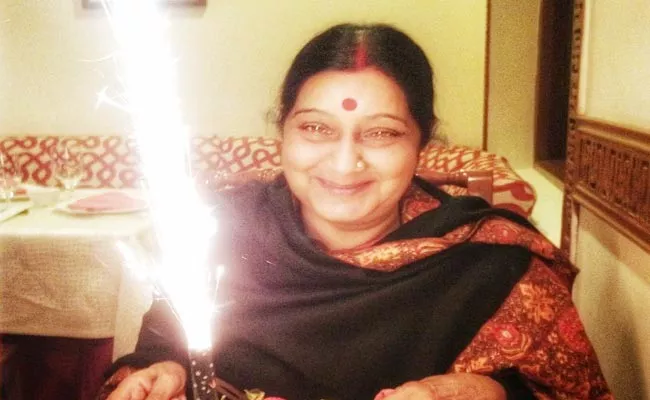 Sushma Swaraj Birth Anniversary Her Husband And Daughter Warm Message - Sakshi