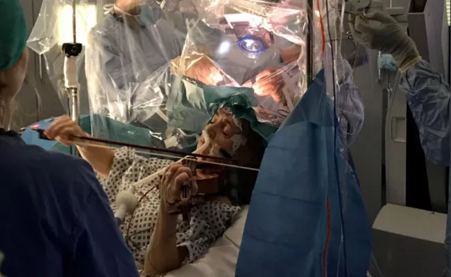 Video Of Woman Plays Violin During Brain Tumour Removal Surgery - Sakshi