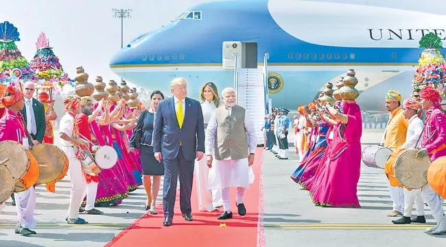 US President Donald Trump stumbles on Indian names - Sakshi