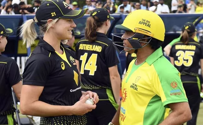 Bushfire charity: Sachin Bats For An Over Against Ellyse Perry - Sakshi
