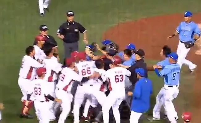 Fight breaks out in Taiwanese baseball game with no fans - Sakshi