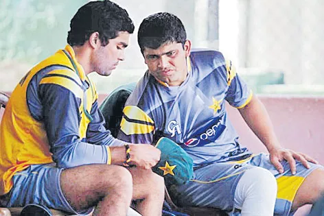 Kamran Akmal gives advice To Umar Akmal must learn from Indian players - Sakshi