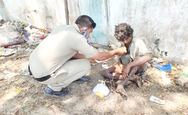 Police Constable Food Supply to Orphan on Road in Vizianagaram - Sakshi
