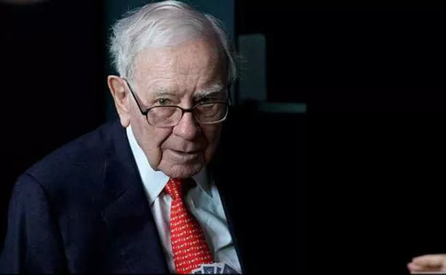 Warren Buffetts Berkshire Hathaway Posts Huge Loss - Sakshi