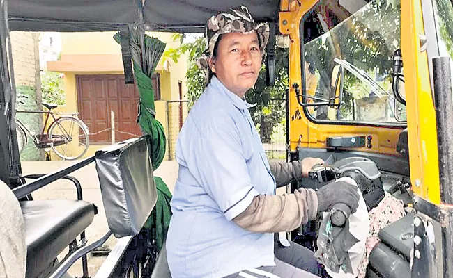 Lady auto driver is 8 hours night trip to ferry nurse wins laurels - Sakshi